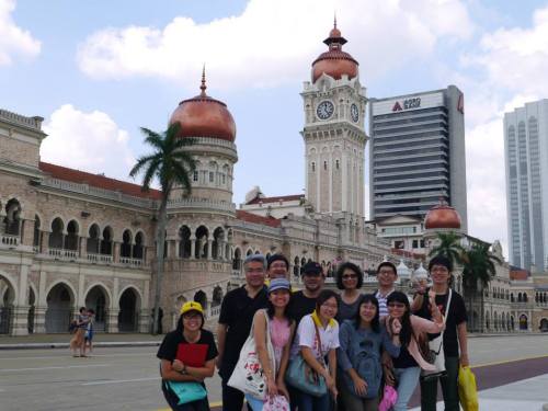 在吉隆坡獨立廣場前合影 Group photo before the Dataran Merdeka (Independence Square) in KL